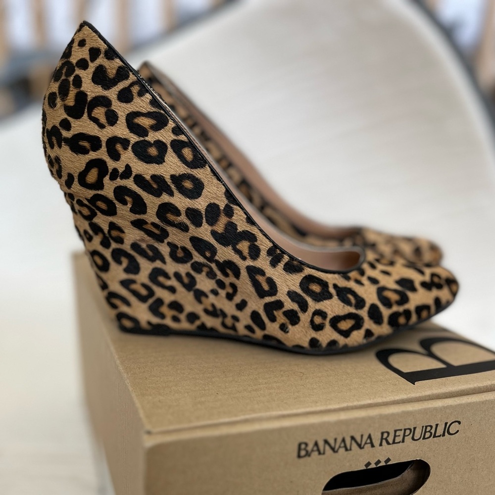 Banana Republic women's calf hair leopard print wedge. Size 7.5.
